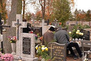 Savoir-vivre na 1 listopada. Jak się zachować podczas wizyty na cmentarzu?-10496