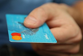 Fiskus skontroluje płatności kartą Polaków? Resort zabiera głos-10579