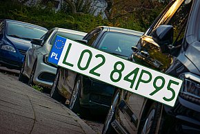 Tablice z zielonymi napisami na kolejnych autach. Nie chodzi o "elektryki"-10779