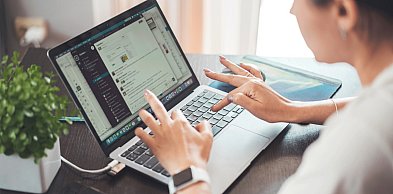 Polacy dorabiają, gdzie się da! Oto, w jakich branżach łapią zlecenia