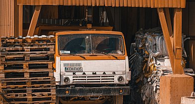 Jakie regały magazynowe wybrać do towarów o dużej rotacji?