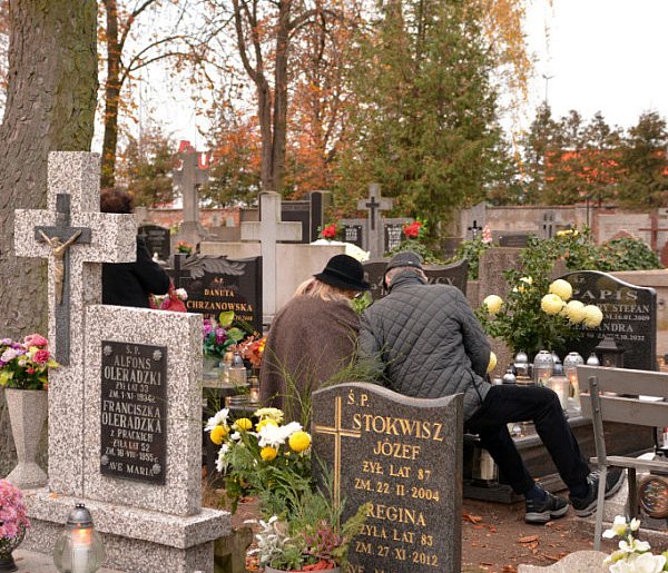 Savoir-vivre na 1 listopada. Jak się zachować podczas wizyty na cmentarzu?-10496
