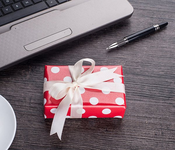 Świąteczna paczka może stać się problemem. Skarbówka patrzy z ukrycia-10645