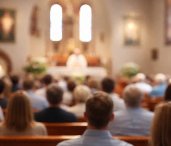 Ilu Polaków naprawdę chodzi do kościoła? Jedna statystyka szokuje-10745