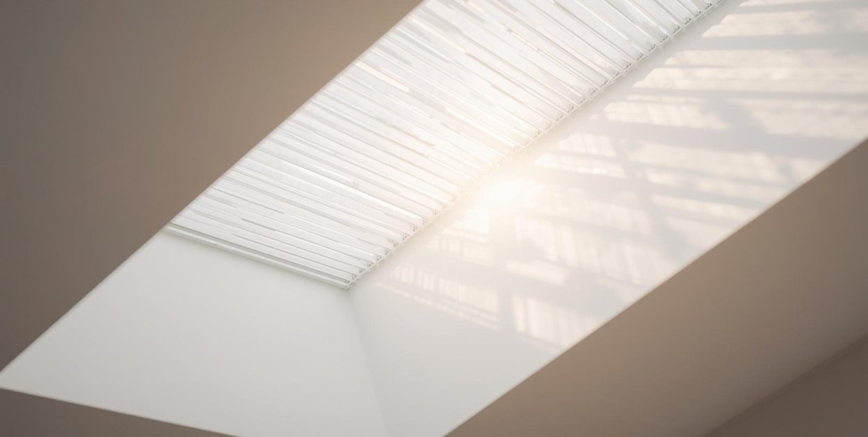 Żaluzje dachowe – jak opanować światło i temperaturę pod dachem