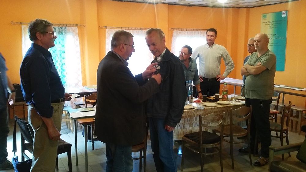 Zbigniew Ferenc został uhonorowany srebrną Odznaką Zasłużony Działkowiec./ foto:Ryszard Sulej