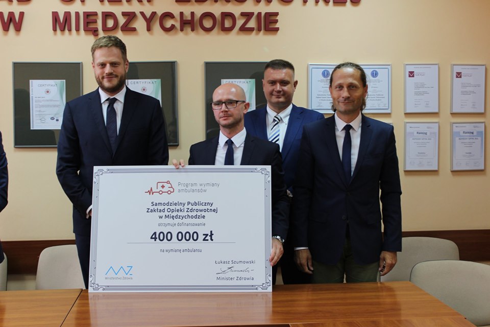 Ze wsparcia kwotą 400.000 zł jest zadowlony dyrektor Bartosz Grobelny i starosta Rafłał Litke/foto: Starostwo Powiatowe Międzychód