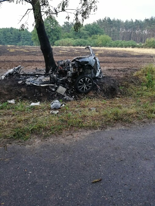 Spalony wrak samochodu. Zdjęcie z godzin rannych/foto:KPP Międzychód