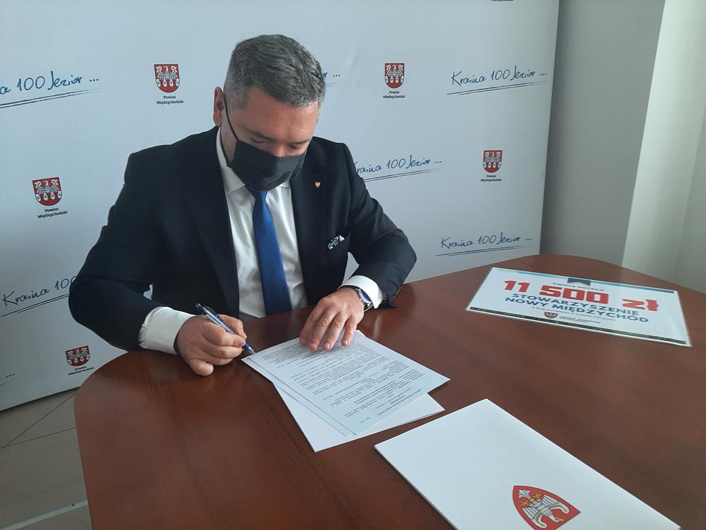 Umowę przywiózł osobiście Członek Zarządu Województwa Wielkopolskiego Jacek Bogusławski