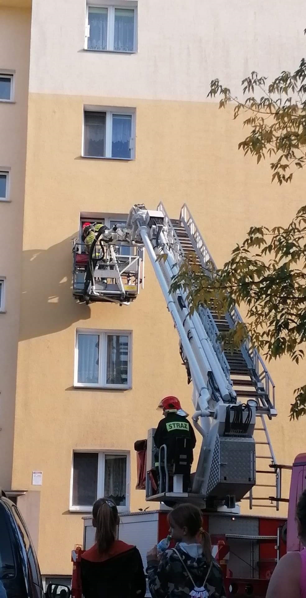Strażacy bez porblemu dostali się do mieszkania na drugim piętrze/foto:Hanna Wojtaszek