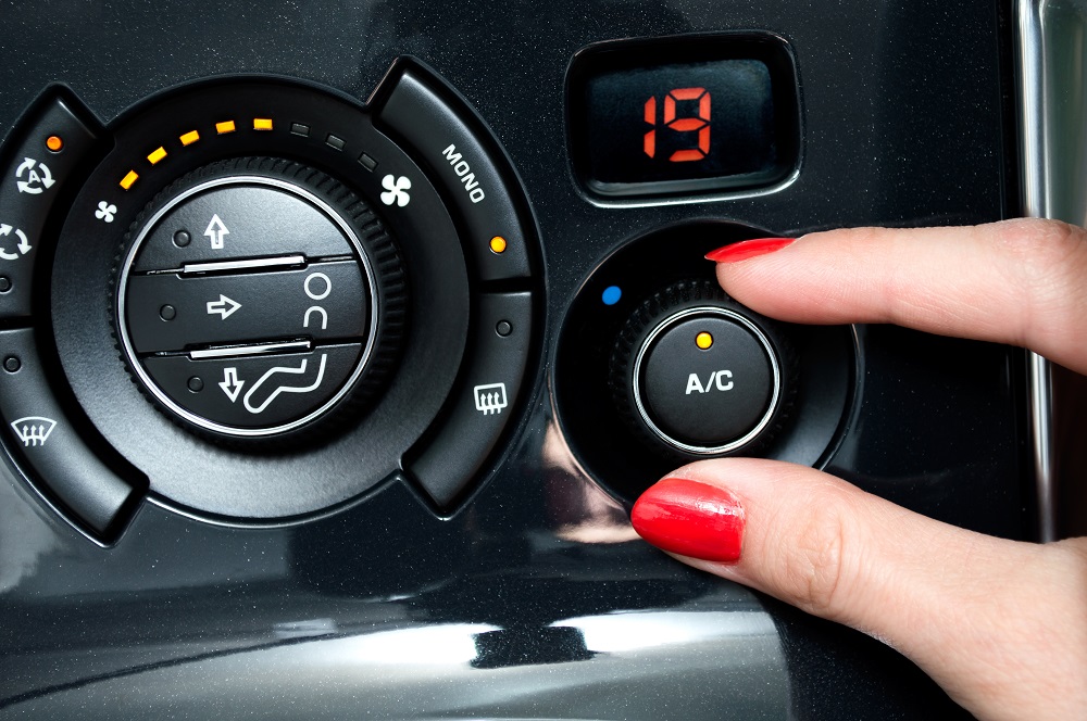 Zapach stęchlizny w samochodzie może oznaczać, że klimatyzacja jest niesprawna lub zagrzybiona. Lepiej sprawdź to przed kupnem.