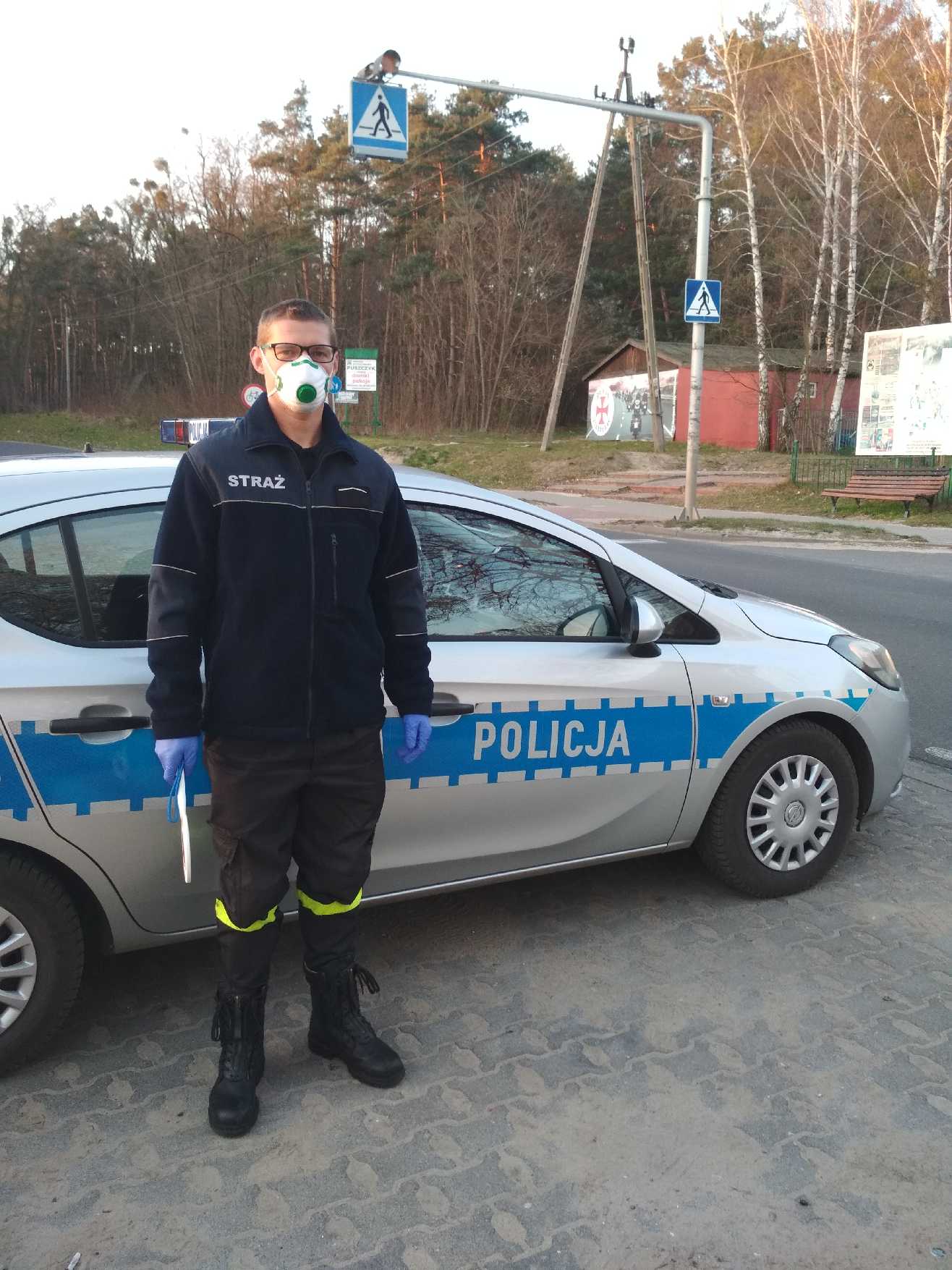 Strażak OSP Sieraków na wspólnym patrolu/foto:KPP Międzychód